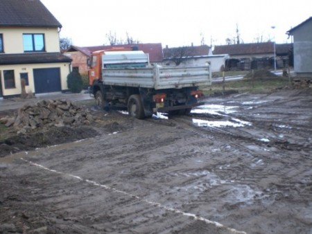13.3.2008 - Bagrování základů - Nemohl se dostat ven, pěkně to tam rozjezdil