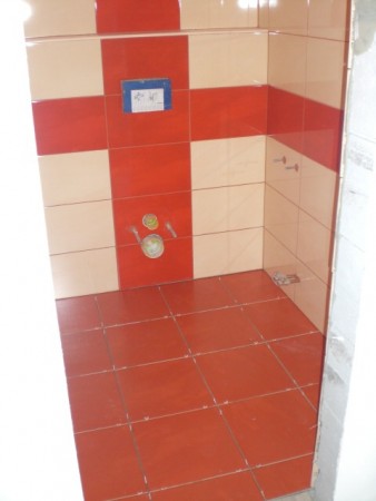 8.5.2010 - Taťka položil dlažbu na záchodě